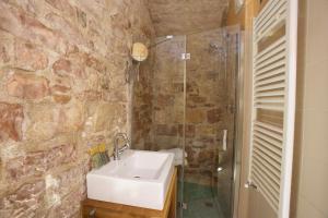 een badkamer met een wastafel en een douche bij LE DIMORE ARCANGELO Giuseppe in Assisi