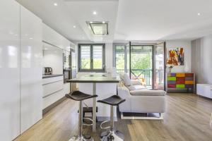 - une cuisine avec une table et des chaises dans la chambre dans l'établissement Modern flat with three balconies in Biarritz - Welkeys, à Biarritz