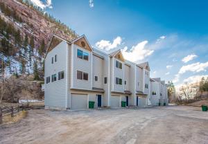 un gran edificio blanco en un camino de tierra en River Park 1244, en Ouray