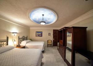 1 dormitorio con 2 camas y techo redondo en Hotel Francis Drake, en Campeche