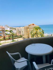 ベナルマデナにあるBenal Beach Benalmadena Apartamentoのテーブルと椅子、海の景色を望むバルコニー