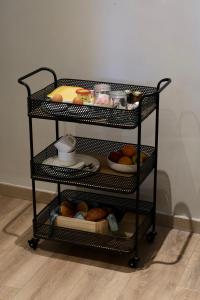 Czarny wózek z talerzem jedzenia. w obiekcie Luxe B&B Vroelen-Noorbeek w mieście Noorbeek