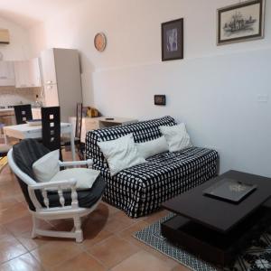 een woonkamer met een zwart-witte bank en een tafel bij GialLobLu in Alghero