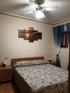 パリヌーロにあるCasa Maurizioのベッドルーム1室(ベッド1台、シーリングファン付)