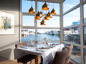 Restaurant ou autre lieu de restauration dans l'établissement Henningsvær Bryggehotell - by Classic Norway Hotels