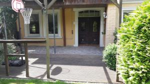 a basketball hoop in front of a house at Willkommen im Kalletal in Kalletal