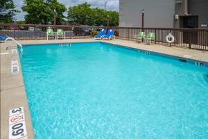 Bazén v ubytování Holiday Inn Express Clayton Southeast Raleigh, an IHG Hotel nebo v jeho okolí