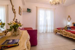 een woonkamer met een bank en een tafel bij Torremerlata B&B in Boscoreale