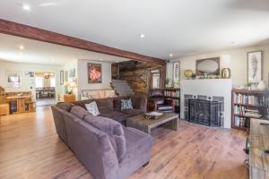 Una sala de estar con un sofá y una chimenea. en The Cottage House, en Ouray