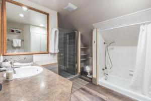 un baño con lavabo y ducha en The Cottage House, en Ouray 22 fotos más