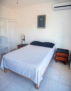 Ένα ή περισσότερα κρεβάτια σε δωμάτιο στο Stunning beach holidays house with 24h security