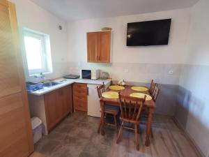 Kuchyň nebo kuchyňský kout v ubytování Apartament Ogrodowa