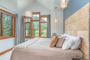Schlafzimmer mit einem großen Bett und Fenstern in der Unterkunft Twilight 192 Tacoma Drive in Durango Mountain Resort + 59 Fotos