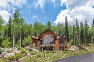 ein Blockhaus im Wald mit Bäumen in der Unterkunft Twilight 192 Tacoma Drive in Durango Mountain Resort