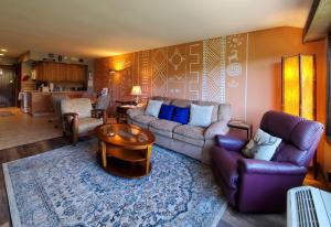 Tamarron Lodge Suite 203-201 في دورانجو: غرفة معيشة مع أريكة وطاولة