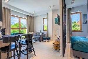 salon ze stołem i salonem z kanapą w obiekcie Ambria Apartments Platan Tower w Świnoujściu