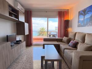 ネルハにあるAcapulco Playa 412 Apartments Casasolのリビングルーム(ソファ、テレビ付)