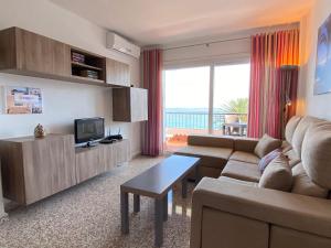 TV a/nebo společenská místnost v ubytování Acapulco Playa 412 Apartments Casasol