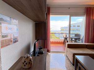 TV a/nebo společenská místnost v ubytování Acapulco Playa 412 Apartments Casasol