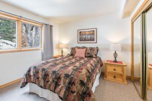 a bedroom with a bed and a window at 1490OAK Grandview Condo in Ouray