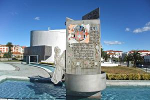 a statue in front of a monument in front of a building at Hotel Paraiso in Oliveira do Bairro