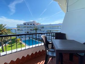 Bazén v ubytování Acapulco Playa 412 Apartments Casasol nebo v jeho okolí