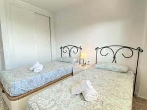 Postel nebo postele na pokoji v ubytování Acapulco Playa 412 Apartments Casasol + 30 fotografií