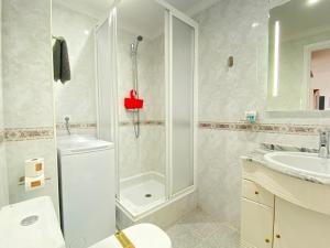 Koupelna v ubytování Acapulco Playa 412 Apartments Casasol