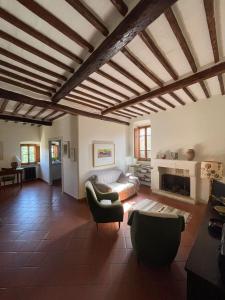 ein Wohnzimmer mit einem Sofa und einem Kamin in der Unterkunft Casa vicolo dell’assedio in Pitigliano