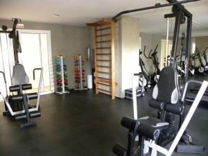 een fitnessruimte met verschillende loopbanden en machines bij Studio Moderno no centro de SP in Sao Paulo