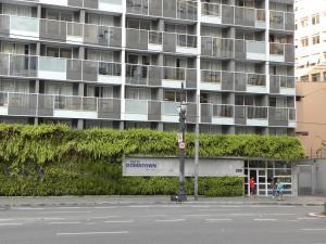 a street sign in front of a tall building at Studio Moderno no centro de SP in Sao Paulo