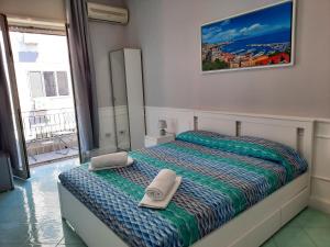 Posteľ alebo postele v izbe v ubytovaní Napoli central