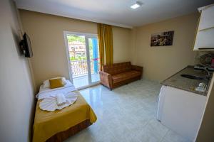 Pokój z łóżkiem i kuchnią ze zlewem w obiekcie Speedy Apart Otel w mieście Marmaris