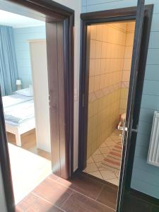 ステグナにあるMorska Przystańのバスルームと部屋に通じるガラスドア