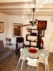 sala de estar con mesa y sofá en Casa D'ARTE en Catania
