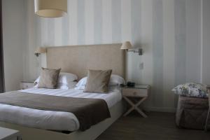 a bedroom with a bed and a dresser at Hotel Bijou in Forte dei Marmi