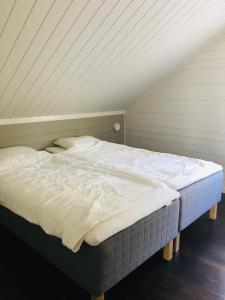 Tempat tidur dalam kamar di Hytte i Trysil nær Osensjøen med sjøutsikt