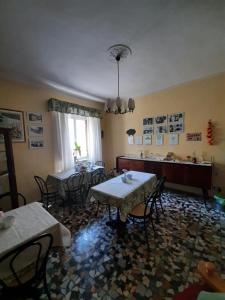 ein Esszimmer mit einem Tisch und Stühlen und einem Tisch und einem Tisch und Stühlen in der Unterkunft Angelini dal 1911 in Lucca