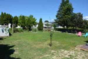 een kleine boom in het midden van een tuin bij Aasra Home in Kelowna