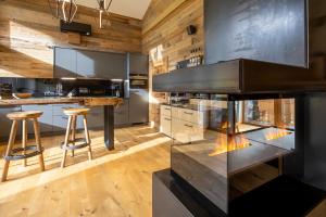 cocina con paredes de madera y suelo de madera en Haus Sonnblick Penthouse, en Reith im Alpbachtal