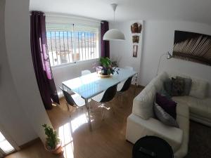 sala de estar con mesa y sofá en Casa San Tomas, en Güéjar-Sierra