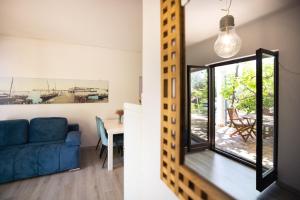 sala de estar con sofá azul y ventana en Apartments and a Room Ina, en Zadar