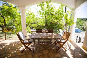 einen Tisch und zwei Stühle auf einer Terrasse in der Unterkunft Apartments and a Room Ina in Zadar