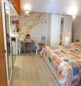 カターニアにあるGiovanni s little houseのベッドルーム1室(ベッド1台、テーブル付)