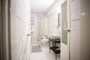Łazienka w obiekcie Traditional villa appartment with garden, also for gatherings ,15 minutes from Thessaloniki airport