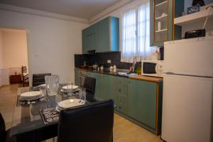Kuchnia lub aneks kuchenny w obiekcie Traditional villa appartment with garden, also for gatherings ,15 minutes from Thessaloniki airport