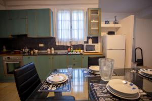 Kuchnia lub aneks kuchenny w obiekcie Traditional villa appartment with garden, also for gatherings ,15 minutes from Thessaloniki airport