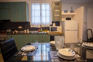 Kuchnia lub aneks kuchenny w obiekcie Traditional villa appartment with garden, also for gatherings ,15 minutes from Thessaloniki airport