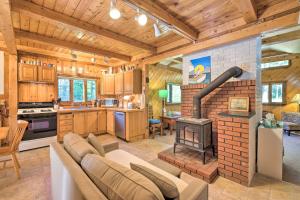 Η κουζίνα ή μικρή κουζίνα στο Boothbay Harbor Cabin with Spacious Deck and Yard!