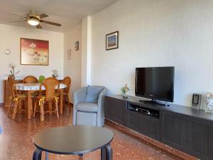 ネルハにあるAcapulco 16 Apartments Casasolのリビングルーム(薄型テレビ、テーブル付)